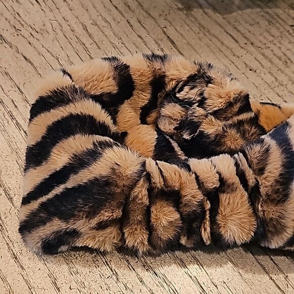 Leopard faux fur earband and touch tip glove set - Picture 2 of 6